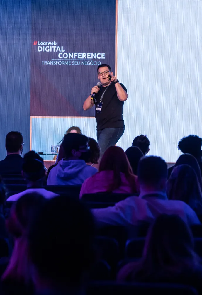 Felipe Martins no palco de um evento