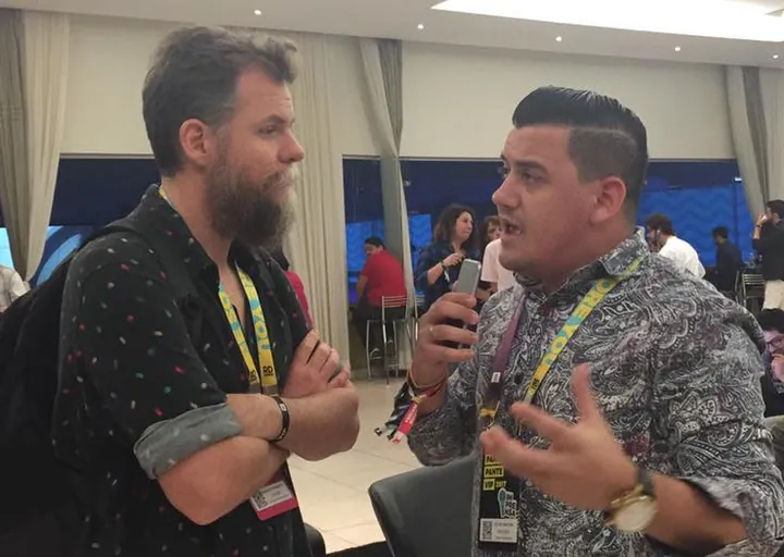 Felipe Martins entrevistando em um evento