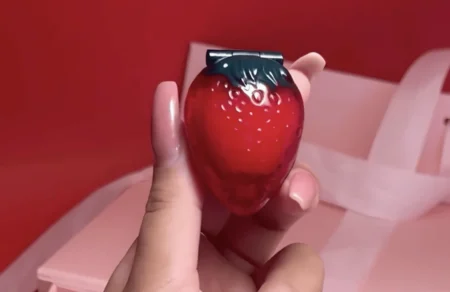Morango do amor inspira volta de batom da Avon 01. Avon