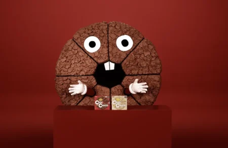Macarrão com chocolate? Nissin aposta no inusitado com campanha do Croc Choco