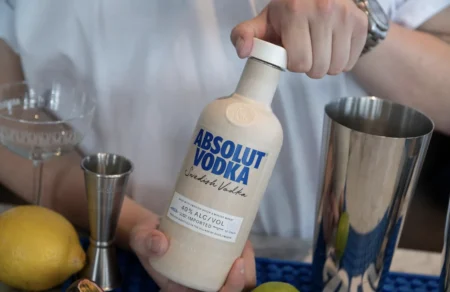 Absolut lança garrafa de papel e reforça compromisso com a sustentabilidade 11. absolut lanca garrafa sustentavel de papel