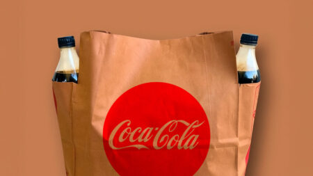 Coca-Cola testa sacola de papel com divisórias para facilitar o delivery COCA COLA NOVA EMBALAGEM DELIVERY PORTAL PUBLICITARIO