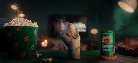 Guaraná Antarctica lança edição sombria inspirada no universo de Wandinha GUARANA WANDINHA PORTAL PUBLICITARIO