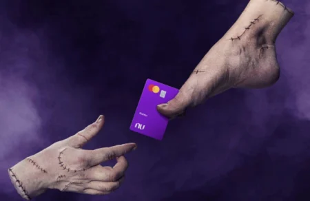 Nubank lança “Pezinho” com toque sombrio inspirado em Wandinha nubank campanha pezinho wandinha webp
