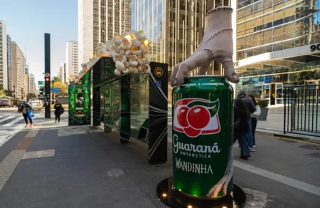 Guaraná faz marketing de guerrilha na Av. Paulista estreia de Wandinha