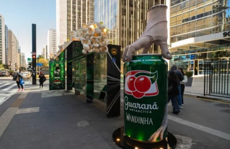 Guaraná faz marketing de guerrilha na Av. Paulista estreia de Wandinha 17. marketing guarana wandinha av paulista