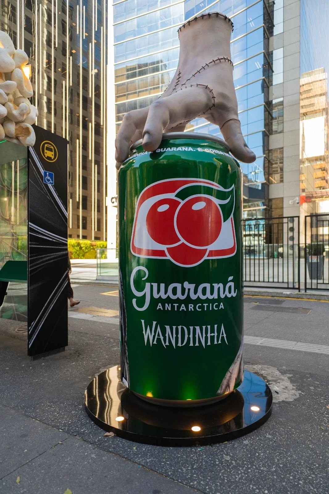 Instalación urbana de Guaraná Antarctica y Wednesday en São Paulo