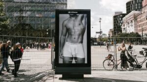 ONG cria anúncio inspirado na Calvin Klein contra microplásticos, imagem 4