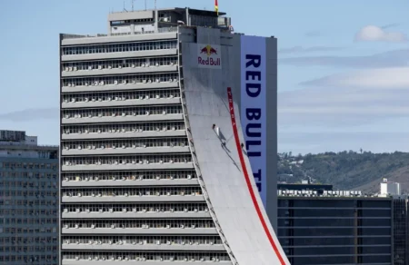 Red Bull transforma prédio em rampa de skate gigante em Porto Alegre 112. red bull prada building drop porto alegre
