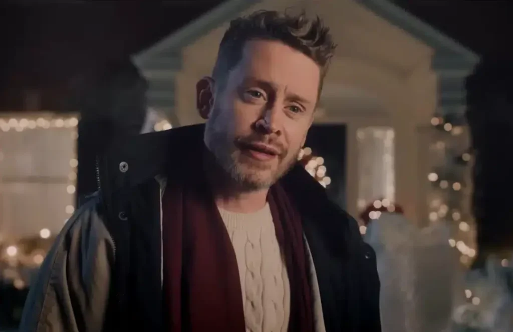 Macaulay Culkin revive Kevin em campanha de Natal