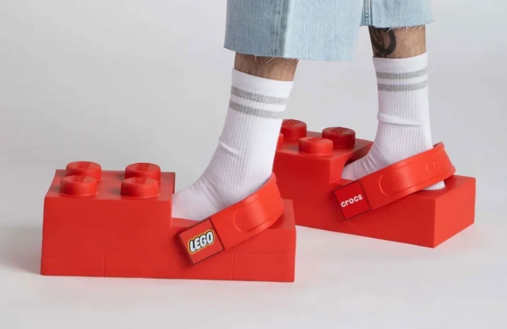 LEGO lança Crocs gigante em collab ousada