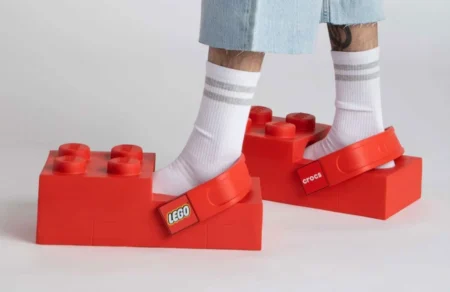 LEGO lança Crocs gigante em collab ousada 43. lego crocs collab