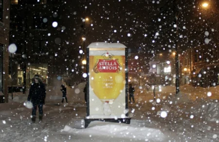 Stella Artois transforma neve de Toronto em copo gigante 70. stella artois transforma neve toronto copo gigante