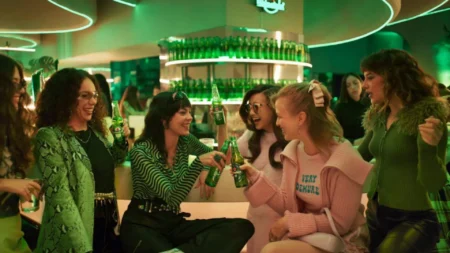 Heineken culpa algoritmo por você só sair com as mesmas pessoas 71. heineken algoritmo campanha global