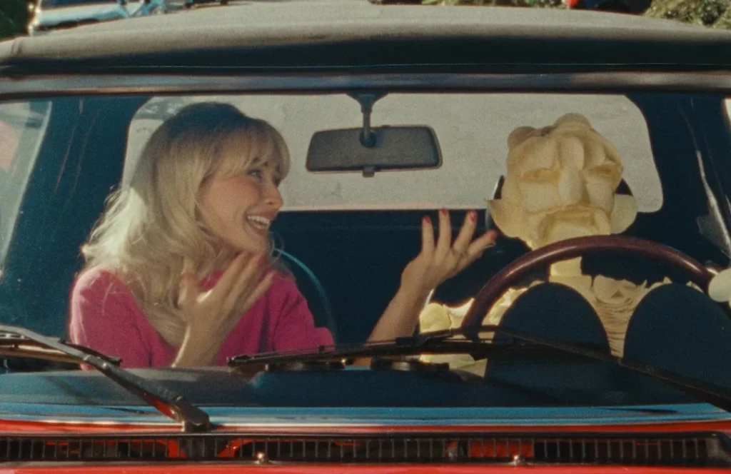 Sabrina Carpenter monta namorado de batata no Super Bowl da Pringles