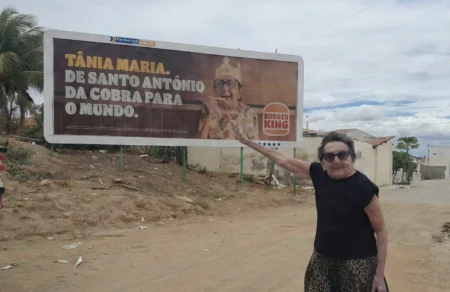 Burger King instala outdoor em homenagem a Tânia Maria no RN 166. burger king homenagem tania maria rn