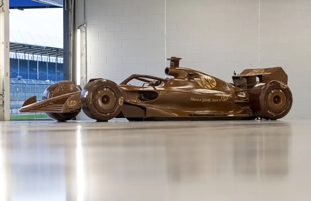 KitKat fez um carro de Fórmula 1 de chocolate em tamanho real 265. kitkat formula1 chocolate 1200
