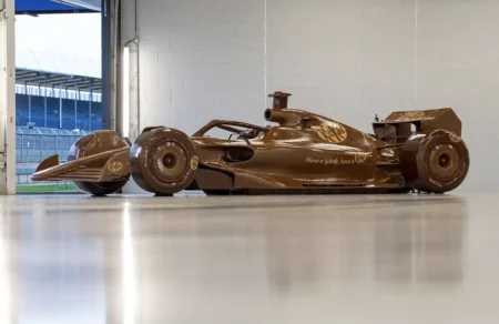 KitKat fez um carro de Fórmula 1 de chocolate em tamanho real 265. kitkat formula1 chocolate 1200