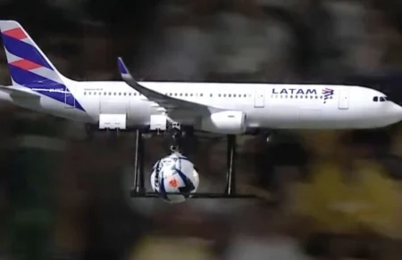 LATAM entrega bola da Final do Paulistão de avião com drone gigante 277. latam entrega bola paulistao