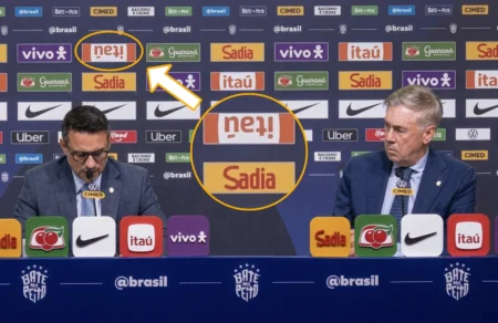 Itaú de cabeça para baixo vira jogada de marketing na coletiva da Seleção 311. itau de cabeca para baixo