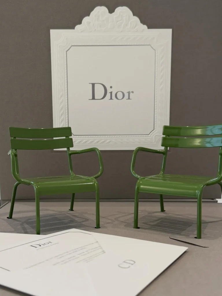 dior invitation chaise paris defile jonathan anderson 6.jpg 1