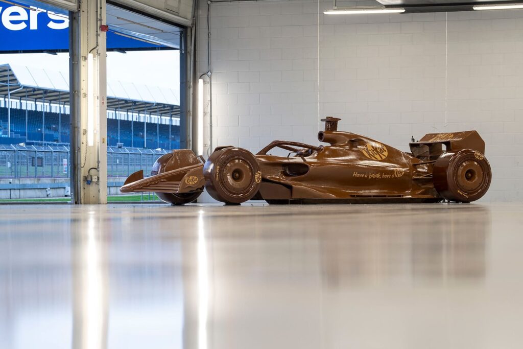 kitkat formule 1 voiture chocolat silverstone 3