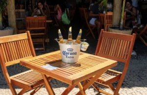 Corona vai dar balde de cerveja grátis em mesas expostas ao sol 05. corona cerveja gratis sol