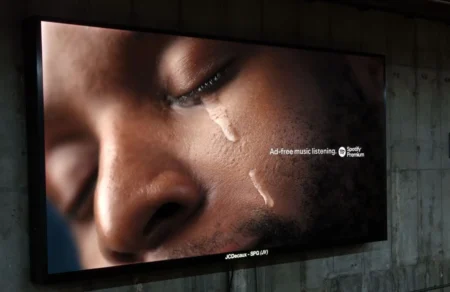 Spotify fez uma campanha com emoções sendo interrompidas por anúncios 389. spotify campanha emocoes anuncios