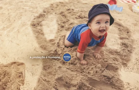 Nivea Sun transforma a sombra dos pais em anúncio