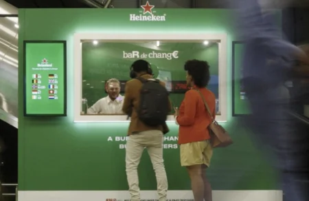 Heineken cria “bar de cambio” para cerveja custar igual no exterior 394. heineken bar de cambio