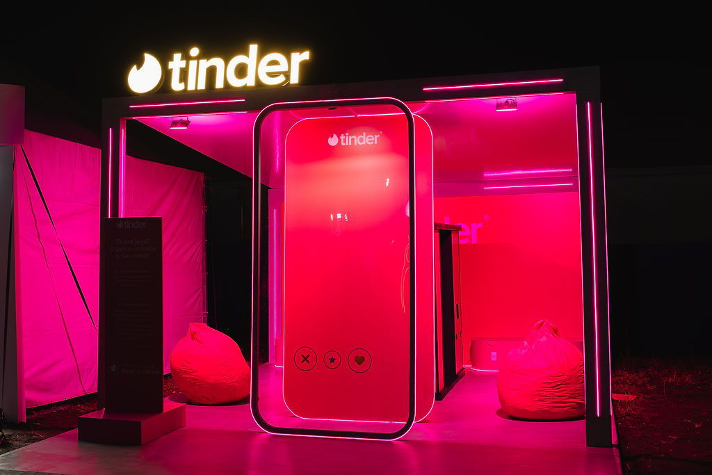 Tinder leva estande ao Village Superbet para conectar fãs de futebol no Rio 1 Tinder leva estande com cabine de fotos e brindes ao Village Superbet no Rio durante o campeonato mundial de futebol. Ativações em datas especiais.