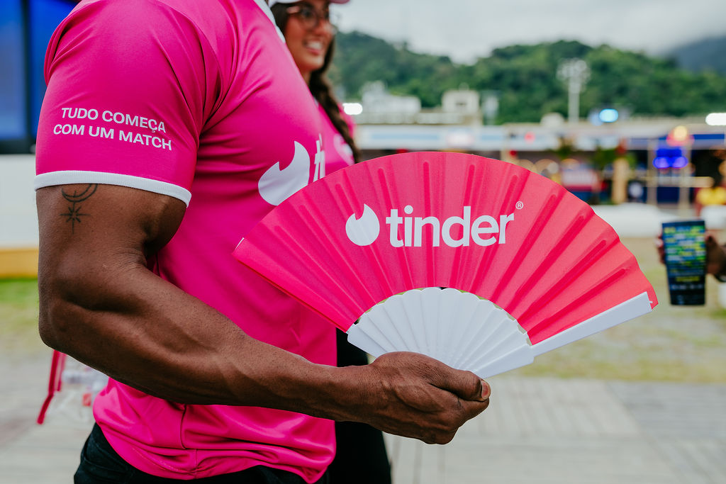 Tinder leva estande ao Village Superbet para conectar fãs de futebol no Rio 2 Tinder leva estande com cabine de fotos e brindes ao Village Superbet no Rio durante o campeonato mundial de futebol. Ativações em datas especiais.