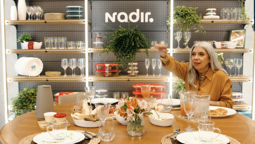 Nadir relança marca com foco em presença e memória afetiva 1 Nadir lança rebranding com Astrid Fontenelle e mote "Onde tem Nadir, tem presença". Empresa de R$ 2 bi aposta em memória afetiva e creator economy.