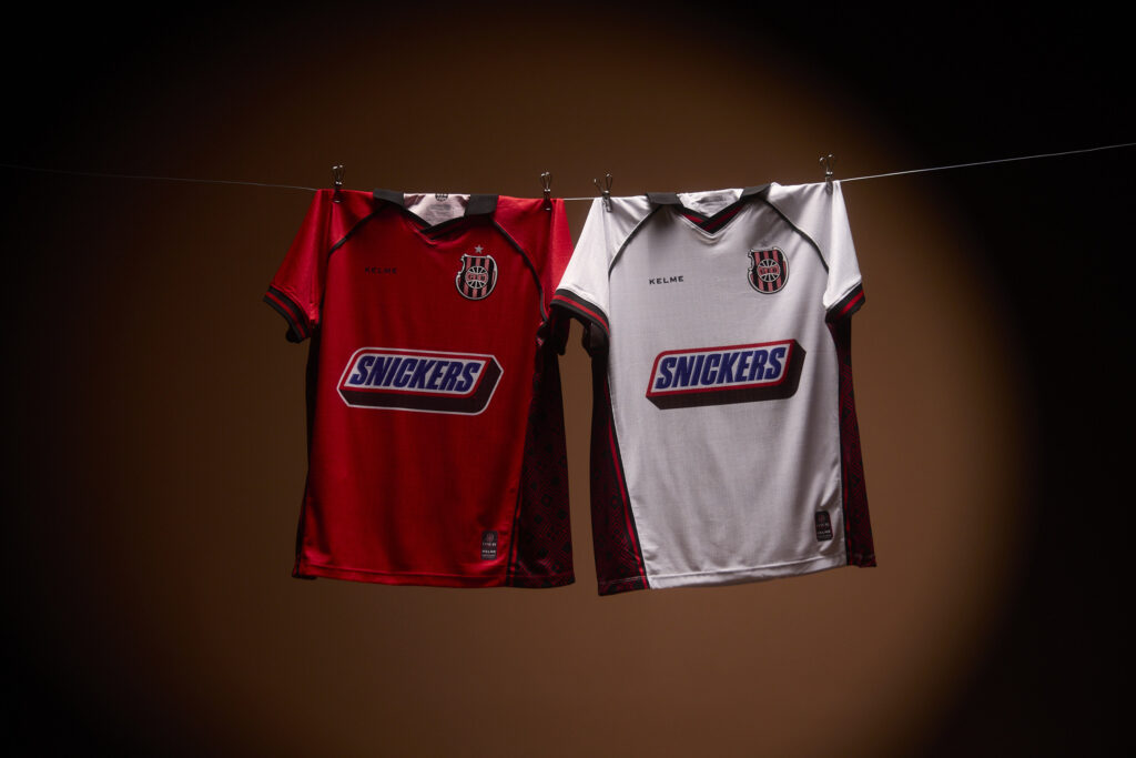 SNICKERS lança campanha "Bola Fora" com Craque Neto e anuncia patrocínio ao Brasil de Pelotas na Série D 2026.