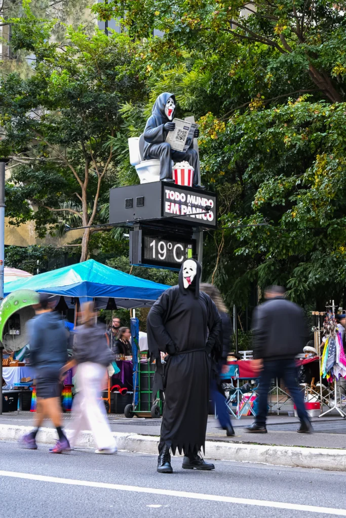 Todo Mundo em Pânico: Ghostface Invade São Paulo no Lançamento 1 Paramount Pictures e Leo levam Ghostface às ruas de São Paulo e à Superliga de Vôlei na campanha de Todo Mundo em Pânico.