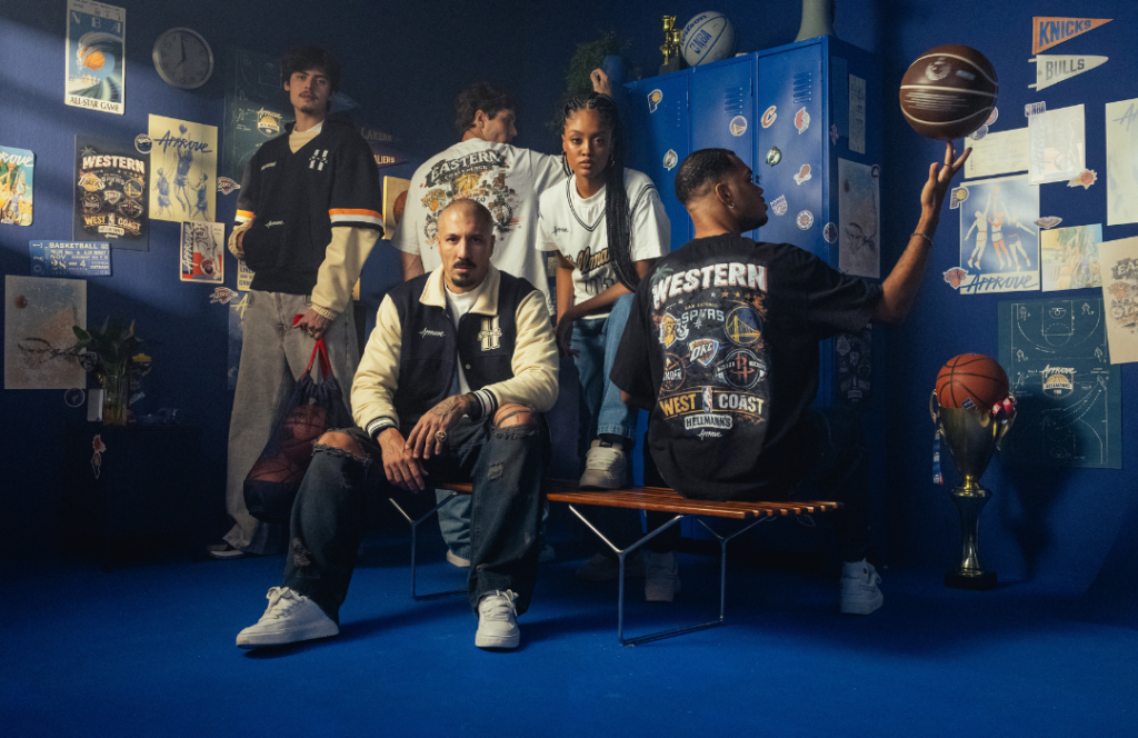 Collab NBA: Hellmann's e Approve Lançam Coleção Streetwear no Brasil 1 Hellmann's e Approve lançam collab NBA com streetwear em edição limitada. Jaquetas, hoodies e embalagens com times disponíveis em junho.
