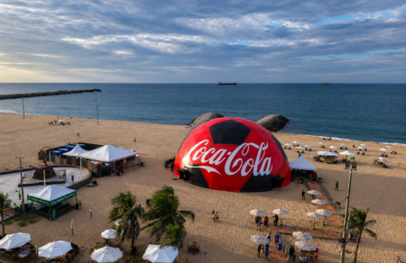 Coca-Cola Fanzone leva domo imersivo gratuito à Praia de Iracema Coca-Cola Fanzone leva domo imersivo gratuito à Praia de Iracema entre 24 e 27 de junho, com DJs, simuladores de gol e projeto de reciclagem na Copa 2026.