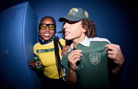 Guaraná Antarctica e YouCom fazem collab para Copa 2026 Guaraná Antarctica e YouCom lançam coleção de moda para a Copa 2026 com peças Y2K, streetwear e identidade brasileira.