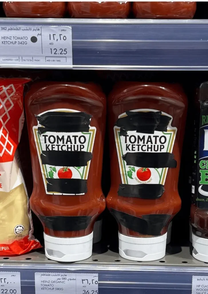 Heinz transformou a censura da FIFA em Marketing 1 A FIFA cobriu as garrafas de Heinz nos estádios com fita preta. A Heinz Arabia e a Saatchi & Saatchi transformaram a censura em campanha criativa.