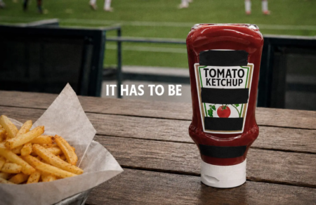 Heinz transformou a censura da FIFA em Marketing A FIFA cobriu as garrafas de Heinz nos estádios com fita preta. A Heinz Arabia e a Saatchi & Saatchi transformaram a censura em campanha criativa.