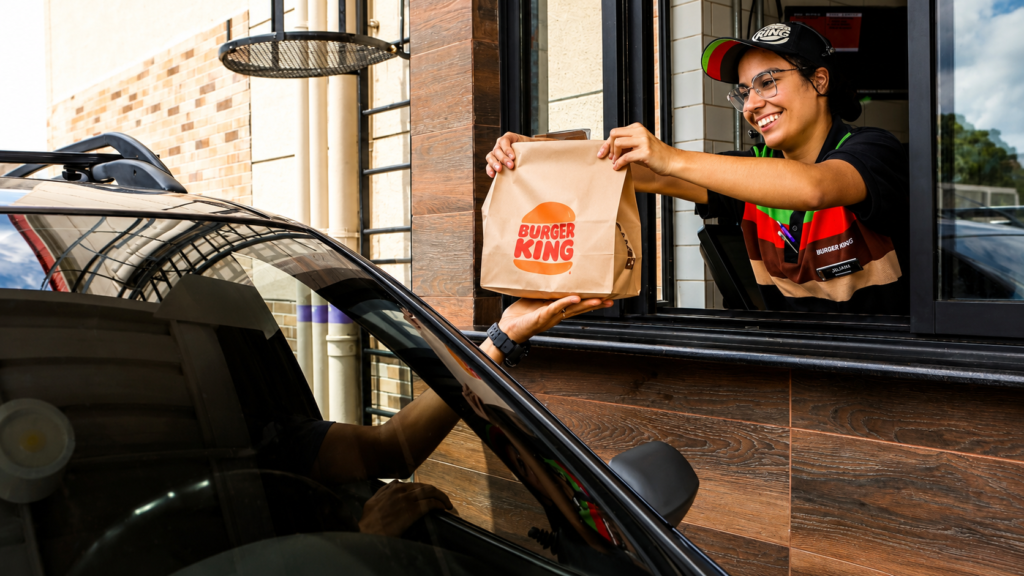Burger King e Serasa reativam campanha que oferece sanduíche grátis na virada do mês para clientes do app.