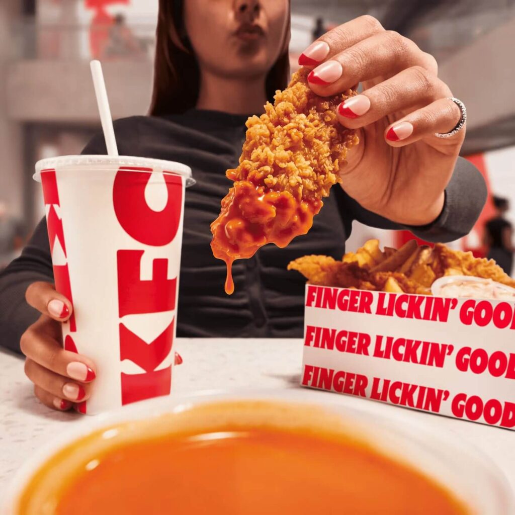 KFC apresenta novo logo, embalagens e lojas em rebranding global focado no público jovem.