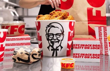 KFC apresenta novo logo, embalagens e lojas em rebranding global focado no público jovem.