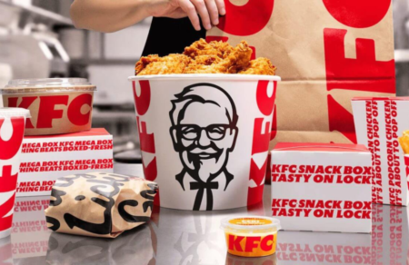 KFC muda logo e visual para conquistar o público jovem KFC apresenta novo logo, embalagens e lojas em rebranding global focado no público jovem.