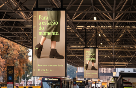 O outdoor da Mundial Calçados muda de sapato conforme o clima de SP Mundial Calçados lança OOH que muda de produto conforme o clima de SP em tempo real. Campanha "Para Todas as Estações do Dia" é da agência Boca.