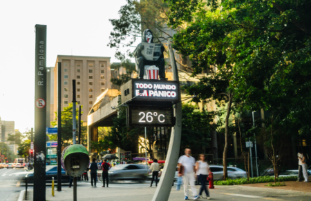 Todo Mundo em Pânico: Ghostface Invade São Paulo no Lançamento Paramount Pictures e Leo levam Ghostface às ruas de São Paulo e à Superliga de Vôlei na campanha de Todo Mundo em Pânico.
