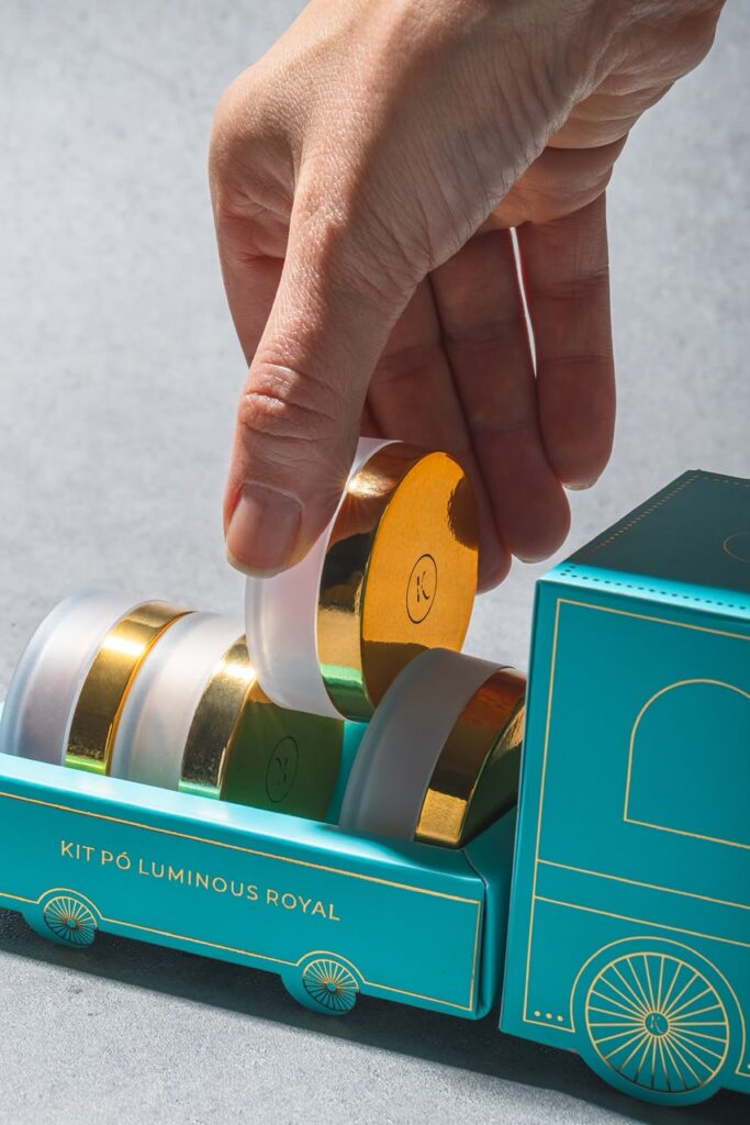 Kohll Beauty lança Trem Luminous Royal, edição limitada de pó compacto 2 Kohll Beauty lança Trem Luminous Royal, edição limitada com 4 tonalidades do Powder Luminous Royal Mini em design colecionável formato torre.