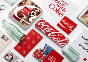 Coca-Cola lança identidade visual global em mais de 200 mercados A Coca-Cola lança nova identidade visual global com IA da Adobe, reforçando script, fita e paleta vermelha em 200 mercados.