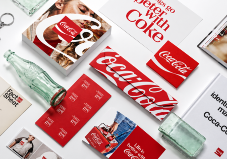 A Coca-Cola lança nova identidade visual global com IA da Adobe, reforçando script, fita e paleta vermelha em 200 mercados.