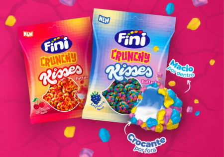 Fini lança Crunchy Kisses no Brasil, bala com dupla textura crocante e macia, em Cereja Ácida e Framboesa.